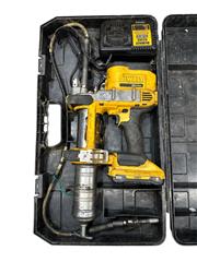 DEWALT DCGG571 20V MAX* Grease Gun Kit (UL)
